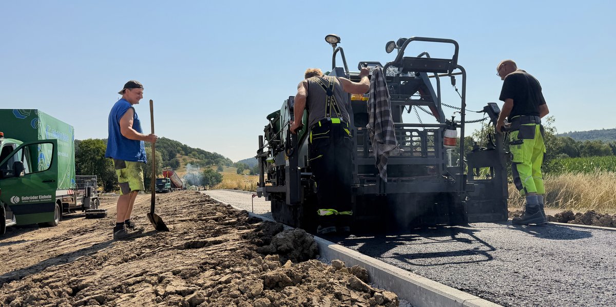 Asphaltierarbeiten beim Radweg Satteldorf-Ellrichshausen