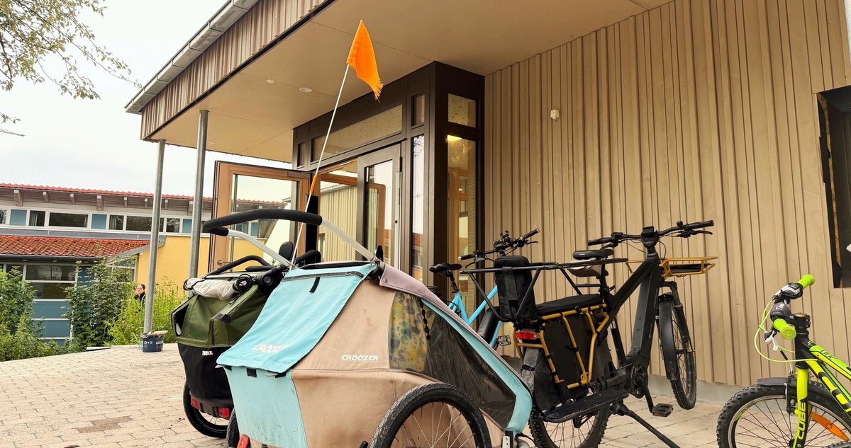 Fahrräder mit Anhänger beim Kindergarteneingang