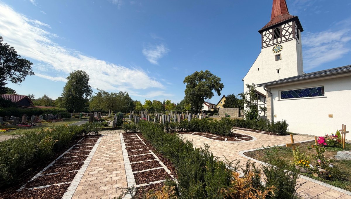 Urnengräber auf dem Friedhof in Satteldorf