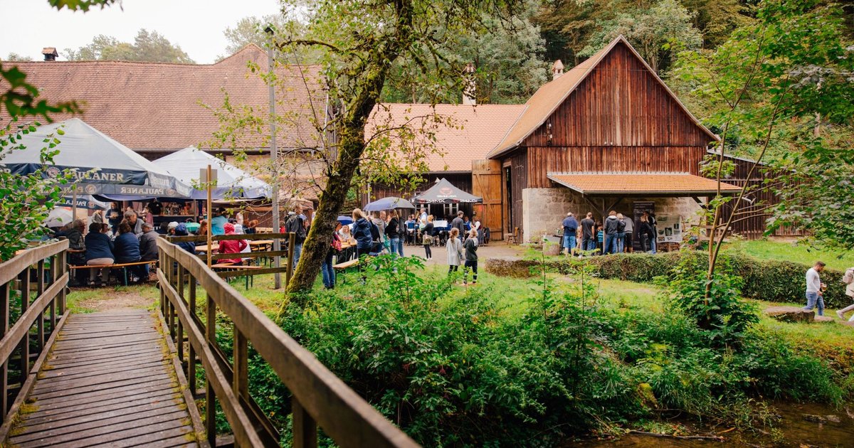 Blick vom Steg auf das Hammerschmiedefest